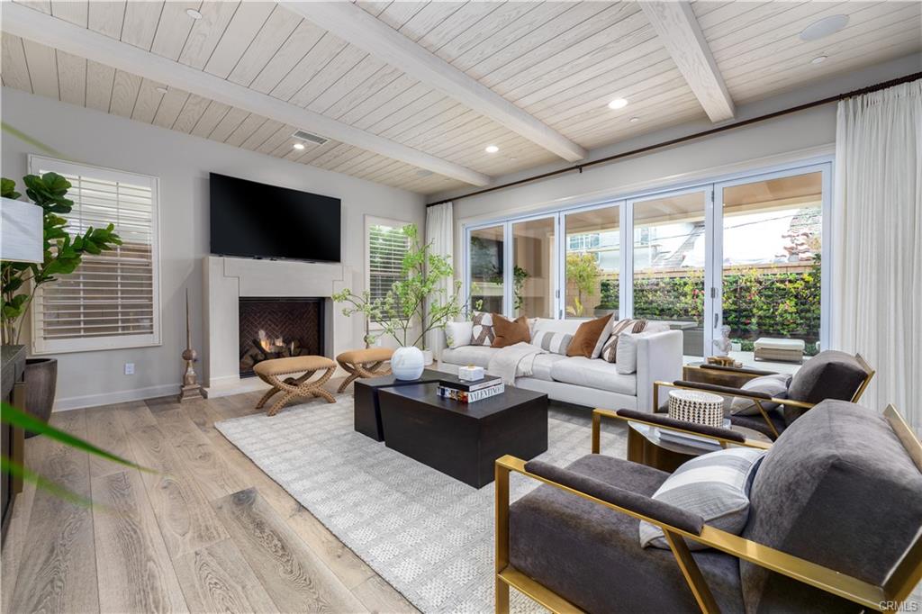 EstatesByShawn's tweet photo. JUST SOLD! Congrats to my clients on this luxury home located in Irvine. This highly sought after home had multiple offers and sold over list price with only 3 days on the market.

#justsold #coldwellbanker #coldwellbankerrealty #realestateagent #buysellinvest #estatesbyshawn https://t.co/Hq4x9CgutV