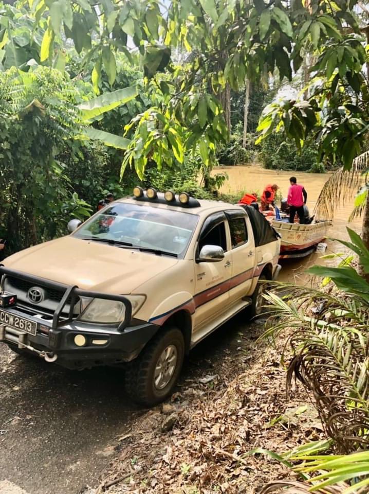 DGHisham's tweet photo. Terima kasih diucapkan kepada warga KKM yang terus menunjukkan dedikasi dan pengorbanan dalam menjalankan tugas masing-masing membantu mangsa banjir walaupun di mana anda berada. Semoga Allah SWT memberi kita semua kekuatan dalam menghadapi dugaan ini. https://t.co/0ugg5TjqC1