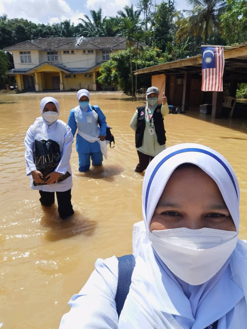 DGHisham's tweet photo. Terima kasih diucapkan kepada warga KKM yang terus menunjukkan dedikasi dan pengorbanan dalam menjalankan tugas masing-masing membantu mangsa banjir walaupun di mana anda berada. Semoga Allah SWT memberi kita semua kekuatan dalam menghadapi dugaan ini. https://t.co/0ugg5TjqC1