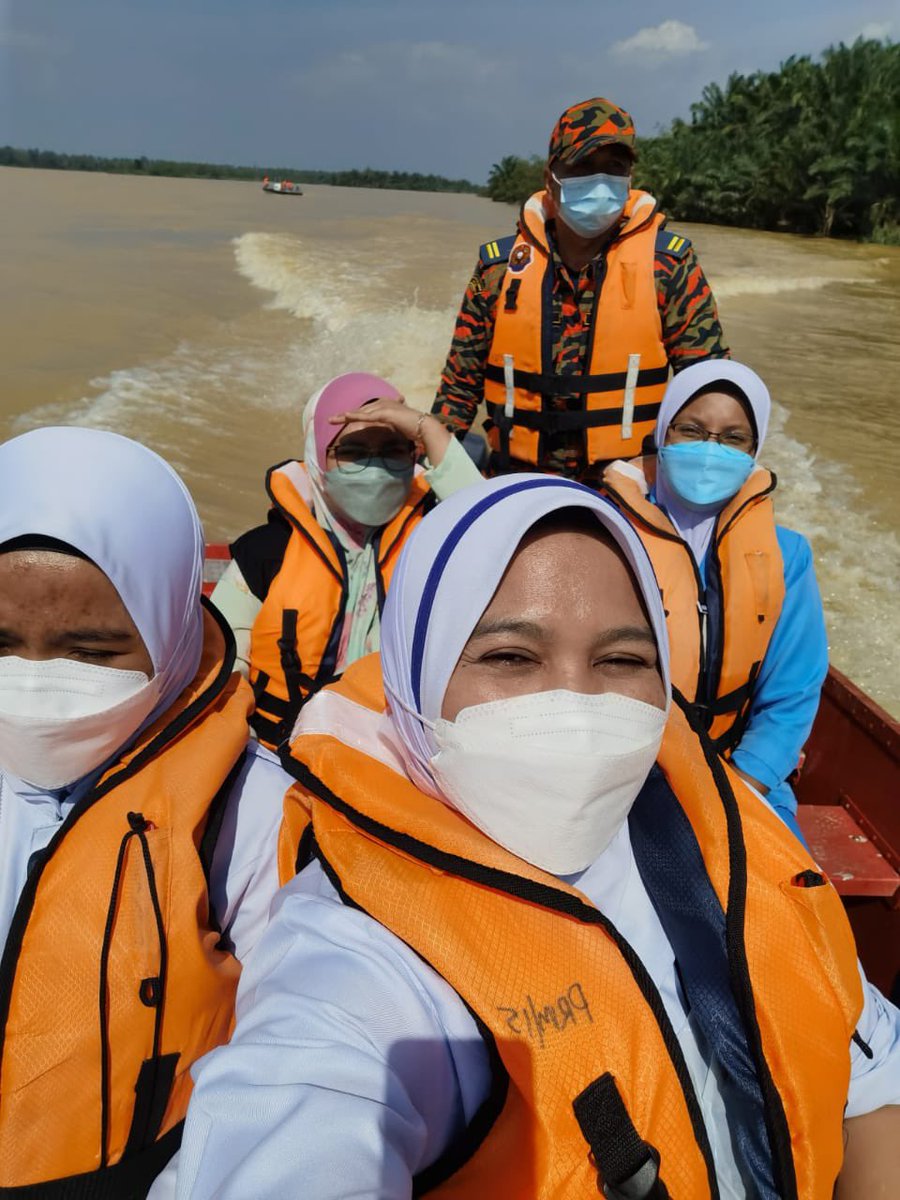 DGHisham's tweet photo. Terima kasih diucapkan kepada warga KKM yang terus menunjukkan dedikasi dan pengorbanan dalam menjalankan tugas masing-masing membantu mangsa banjir walaupun di mana anda berada. Semoga Allah SWT memberi kita semua kekuatan dalam menghadapi dugaan ini. https://t.co/0ugg5TjqC1
