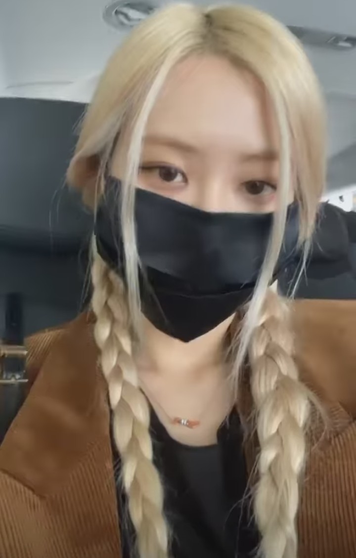 hourly rosé tweet media