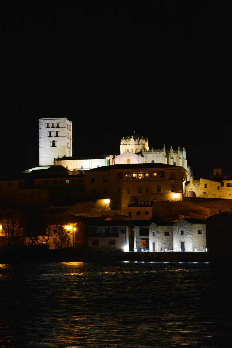 PacoGonzalezmag's tweet photo. Sigo aprendiendo y practicando en diferentes condiciones de iluminación.
Foto catedral de Zamora. https://t.co/zm6ghvTK7A