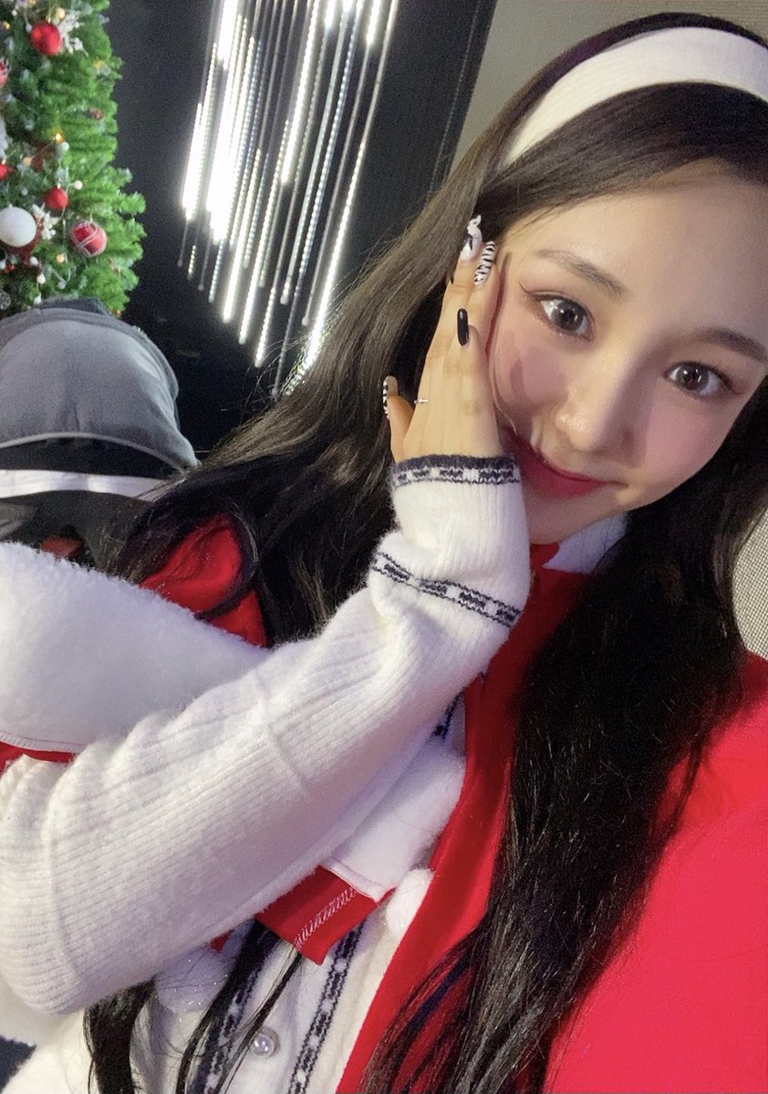 itswee_woo's tweet photo. ༴   ❔   ·    [  𝘄𝗲𝗲 ! 𝘄𝗼𝗼 !  ]   ː   up   ╱   dαtᥱ   𖨂    *  #𝐋𝐎𝐎𝐍𝐈𝐓𝐄𝗗EB𝗨T   ·  @IooniteworId ˒˒ 

Kami posa lista para cantar al ritmo de Hi High, como buena fan de Loonite que se respeta. Muchísimas felicidades, bebés!! https://t.co/5Sm3FTC49k