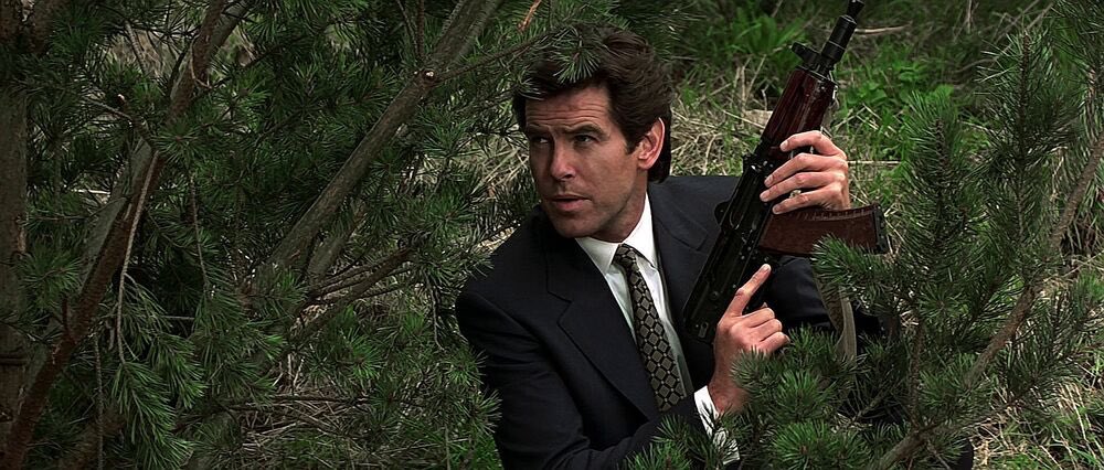 пирс броснан 007 золотой глаз. золотой глаз 1995 шон бин. золотой глаз фильм 1995 шон бин. джеймс бонд 1995. пирс броснан джеймс бонд.