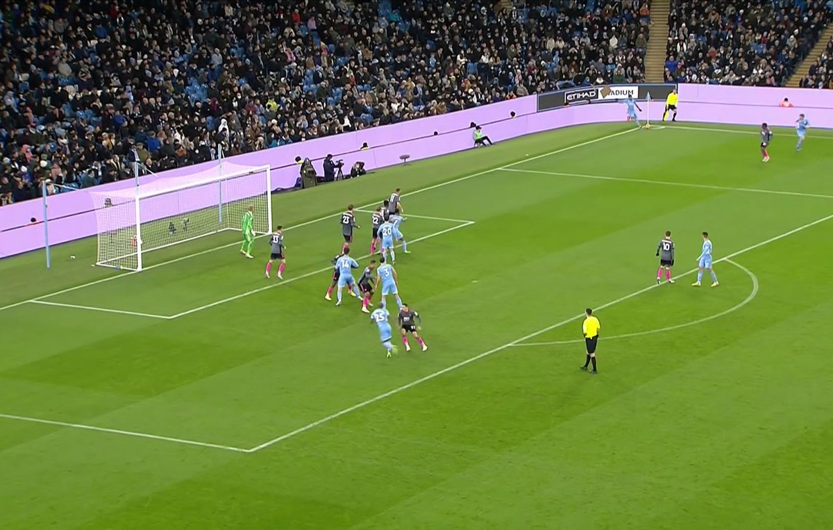 BrunoGnufc's tweet photo. Guess which photo is from the club 19th in the Premier League with 1 win in 19...
52,178 Absolutely Unreal #nufc https://t.co/G85SJZzMTk