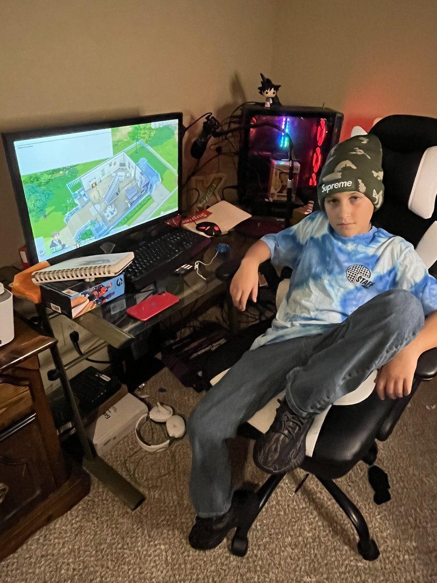 Big dubs on his birthday…<a href="/Roszko72/">Roszko</a> chicken and Ws T, supreme beanie, and his 1st pair of Yeezys. Got the PC for Christmas. What a lucky little shit lol