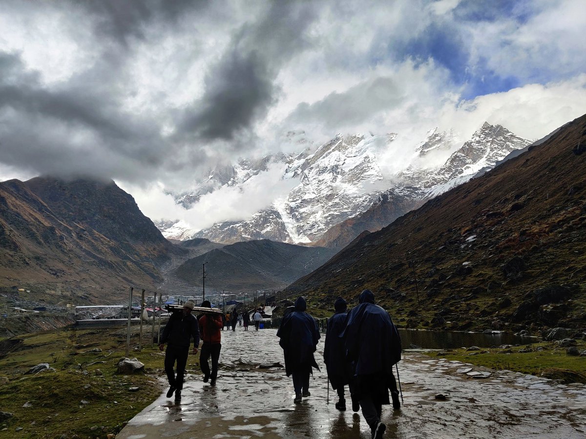 NGTIndia's tweet photo. #DailyShot: Vinit Tayade's (@vinit_7_) shot depicting a stunning mountainscape with ominous rain clouds looming over a trekking party is our #AddictedToAdventure entry for today.
Send us your #DailyShot entry for our current theme at contest@natgeotraveller.in. https://t.co/xxOemSSKoS