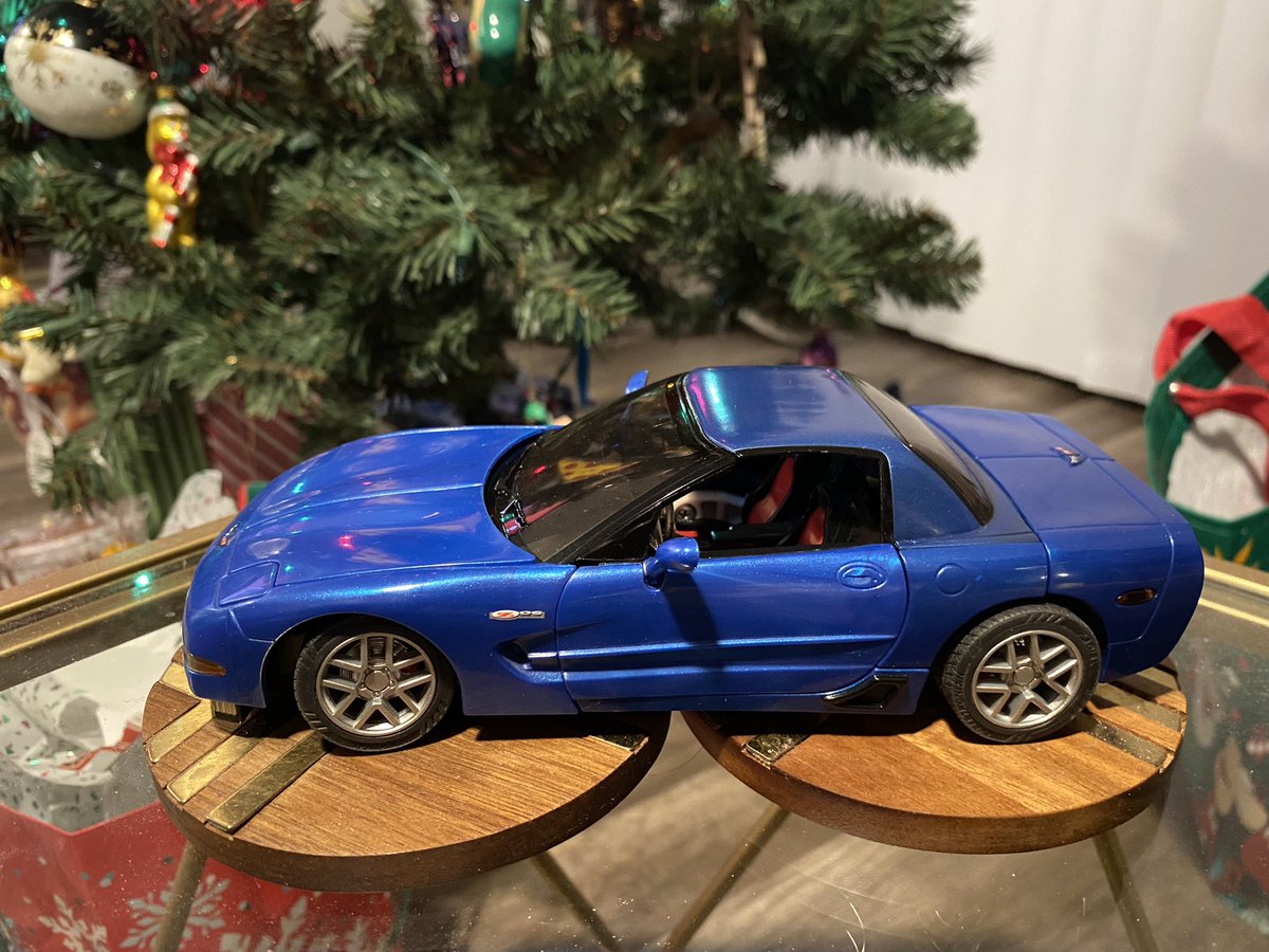 mrlumptastic's tweet photo. 361! Tracks! Alternators was a pretty fun line at the time. Apparently I haven’t transformed this dude much because his legs were stiff! But look at how pretty he is, especially with those Christmas tree lights reflecting off the hood! #365Transformers #TracksWeek #prettyrobot https://t.co/vhy4d5VYtX