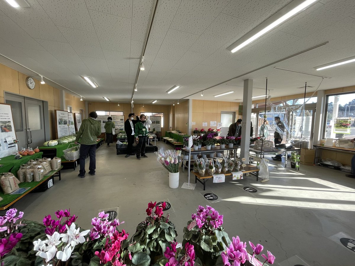asoshi2022's tweet photo. 本日開催中の直売ですが、いちご、とまとは売り切れとなっています。
いまお客様が少ないのでお買い時となっていますのでよろしくお願いします。 https://t.co/7FnZhpHLmT