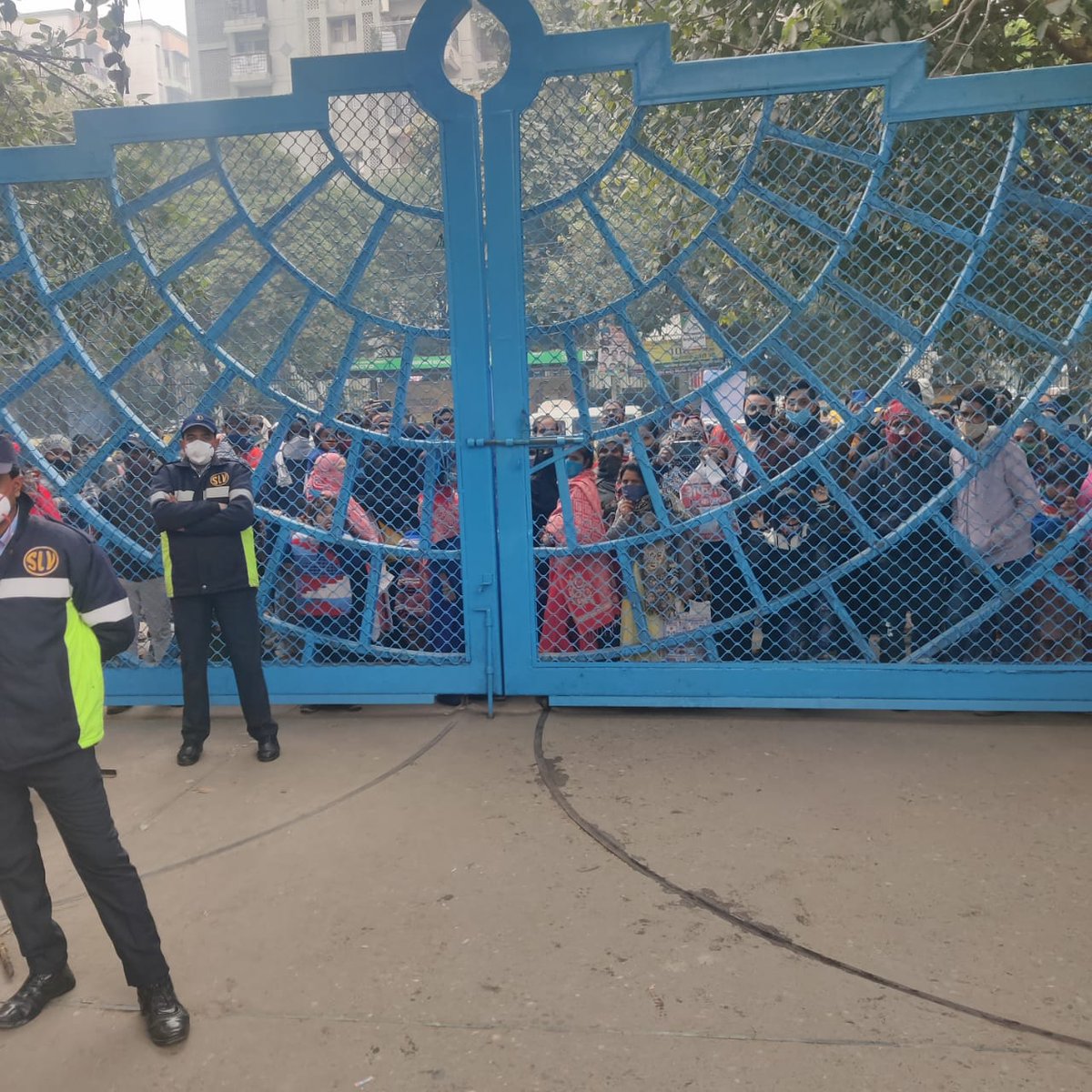 hemantrajora_'s tweet photo. Breaking : Main Gates of Chacha Nehru Children Hospital in Delhi closed. Resident Doctors are protesting at gate.
#expediteneetpgcouncelling2021
@SatyendarJain @mansukhmandviya @FordaIndia https://t.co/wriq0xdTxF