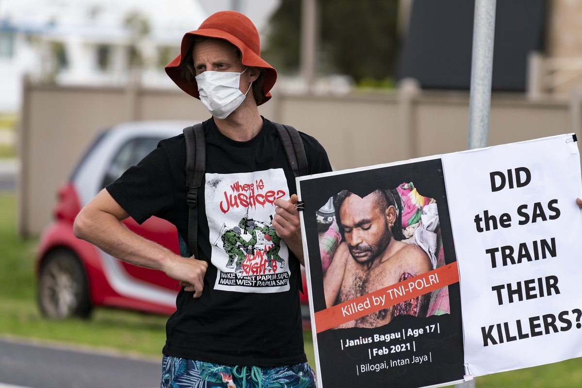 wagepeaceau's tweet photo. The SAS are still training killers. That is their business. We blockaded them before Christmas because West Papua is not safe with these killers' tutelage.
Australia! #StopTrainingKillers! Stop arming Kopassis! Make "West Papua" Safe. Pasifika means Peace. https://t.co/o3PAsDqITV
