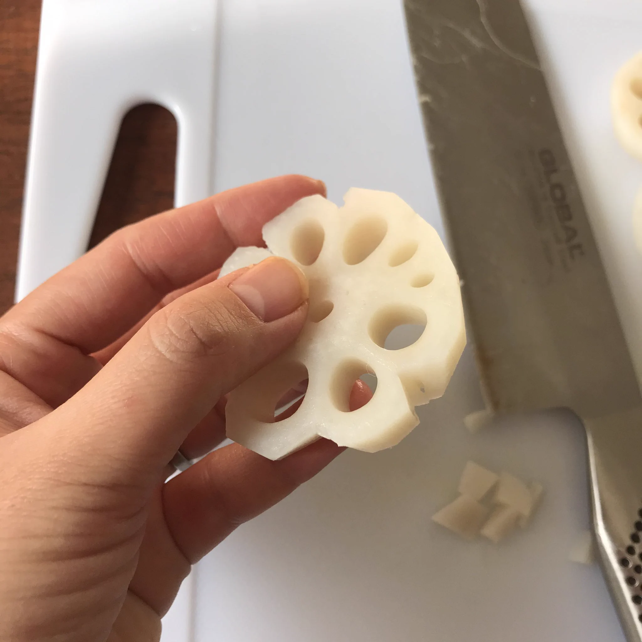 教科書にはのっていない裏技。「蓮根の飾り切り」レンチンすべし。