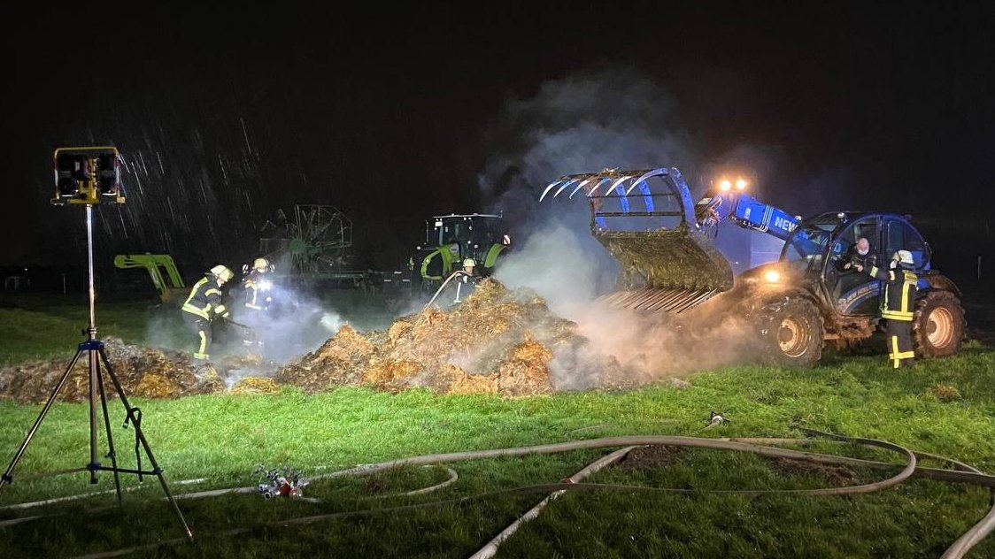 FeuerwehrWI's tweet photo. In #Delkeheim brennt aktuell ein großer Misthaufen in einer Lagerhalle. Neben der Berufsfeuerwehr sind auch die FFs aus #Delkenheim, #Erbenheim und #Kastel, die Logistik-Gruppe sowie ein Flugfeldlöschfahrzeug der US-Feuerwehr vom Flugplatz Erbenheim im Einsatz. ^jh https://t.co/wXw1TRc38Q