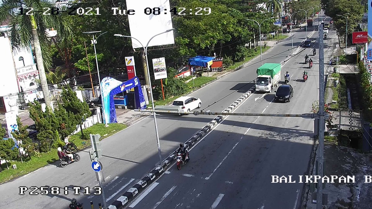 Dishub_Bpn's tweet photo. Selasa (28/12/2021) Pukul 08 : 42 WITA, Situasi Lalu Lintas Simpang Balikpapan Baru terpantau ramai &amp; lancar, dihimbau kepada pengguna jalan agar tetap berhati-hati dalam Mengemudikan Kendaraan anda, Konsentrasi serta Utamakan Keselamatan bukan Kecepatan. #infolalinbpn https://t.co/LygvJQtCaQ