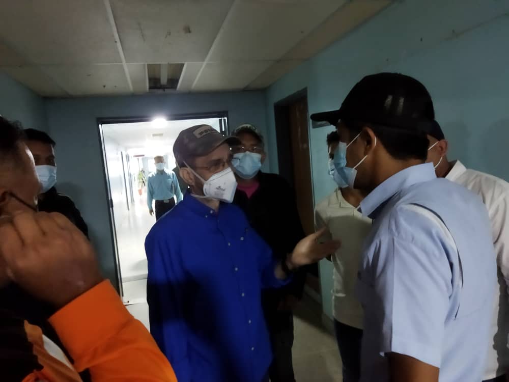 Ejerciendo la contraloría en unidad d hemodiálisis d #Carora Constaté que tiene recursos aprobados por el gobernador,material en sitio para 1era etapa y no se asceleran trabajos.Apoyemos con todo para q se haga en 30 días ésta etapa del plan original
#HemodialisisParaCaroraYa
