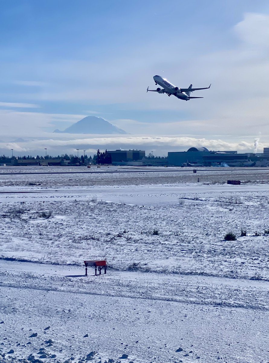 WxMatthew's tweet photo. There’s something comforting about seeing the friendly local mountain after a challenging travel day (or two!). Great views on the way back into Seattle on my @AlaskaAir flight today! https://t.co/LegbrlahyI