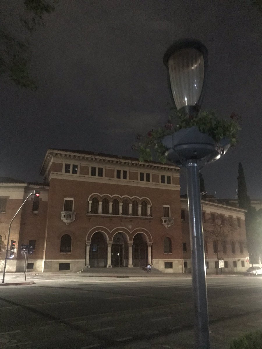 #Córdoba... 448 años de vida y todavía ningún intendente develó el misterio de cómo funciona el alumbrado público.