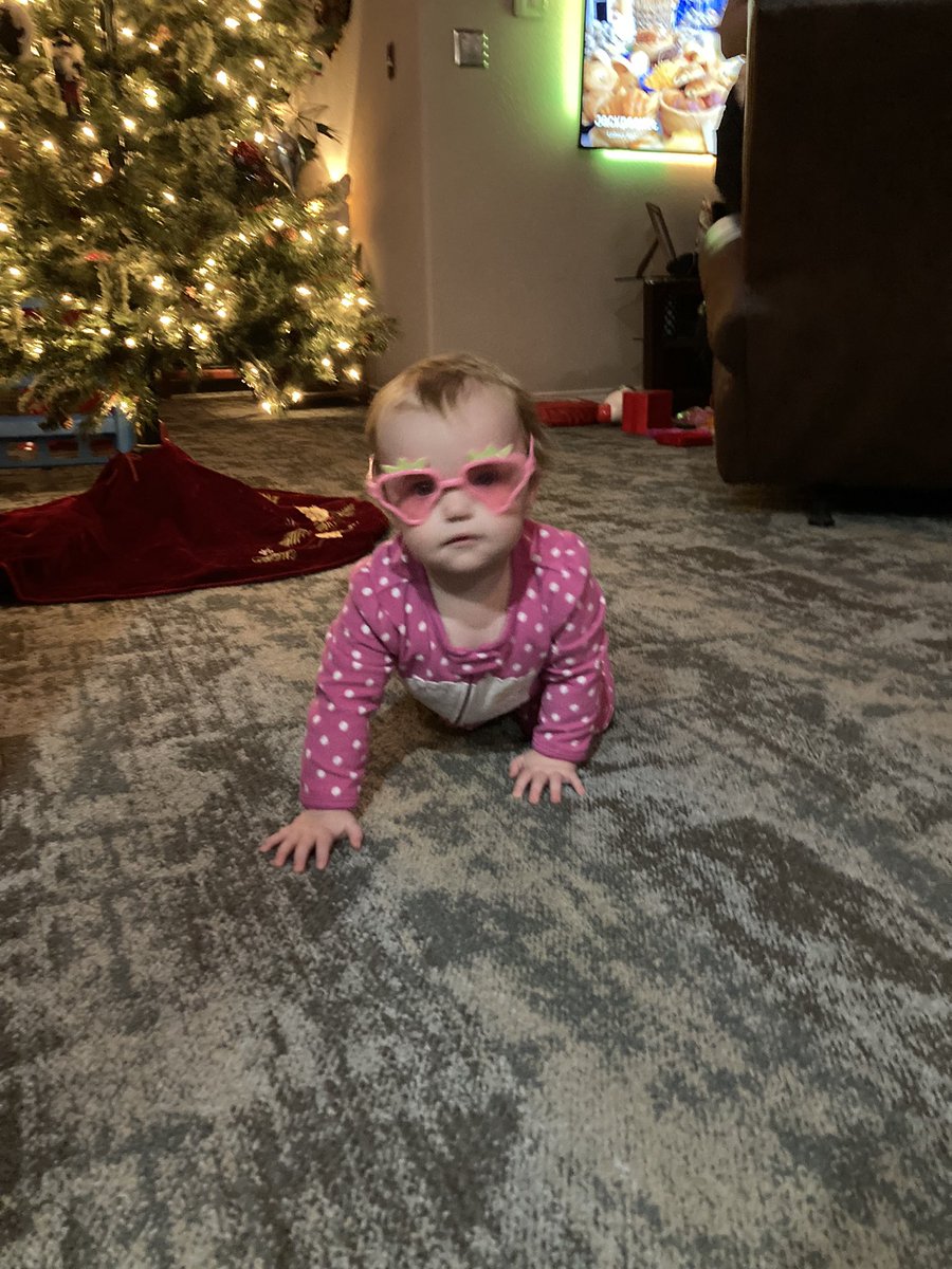 brookieccookie_'s tweet photo. Spot the difference @eltonofficial https://t.co/fXVI8hMEDb