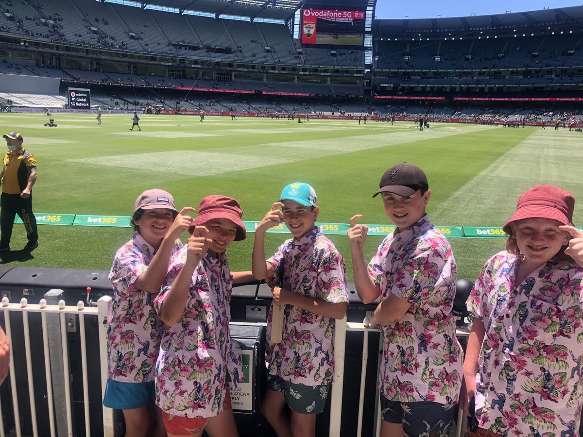 Quick trip to the 3rd day test. Still got 3hrs of sunscreen left! #cricketaustralia