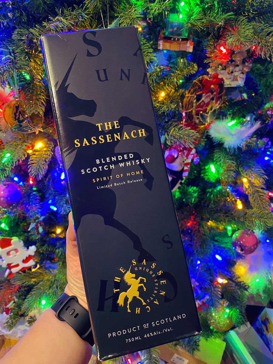 LavenderAndGrit's tweet photo. @SamHeughan @SassenachSpirit Look what Santa brought me this year! I must have been pretty good. 😉🥃🏴󠁧󠁢󠁳󠁣󠁴󠁿 #MerryChristmas https://t.co/t0Re25dyCs