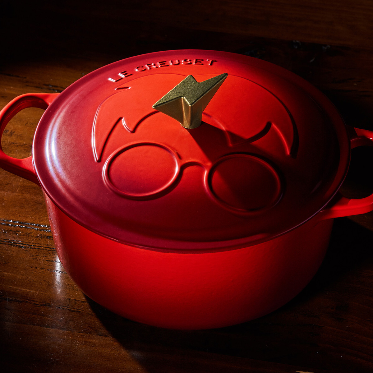 La Magia de #HarryPotter TM espera por ti en <a href="/centrosantafe/">centrosantafe</a> en #LeCreusetStore #CDMX con la edición limitada de esta Cacerola de #HierroColado #LeCreusetXHarryPotter #20AñosDeMagia 

© &amp; TM WBEI. Derechos de publicación © JKR. (s21)