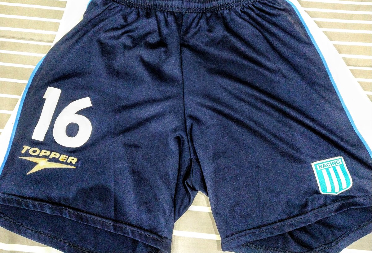 #RacingCampeon2001 Pantalón que me regaló el gran <a href="/GerardoBedoyaM/">Gerardo Bedoya</a> 🇨🇴 con el cual le hizo su legendario gol ⚽ a River Plate!
La camiseta la intercambió con <a href="/MarioAYepes/">Mario Alberto Yepes</a> 🇨🇴.