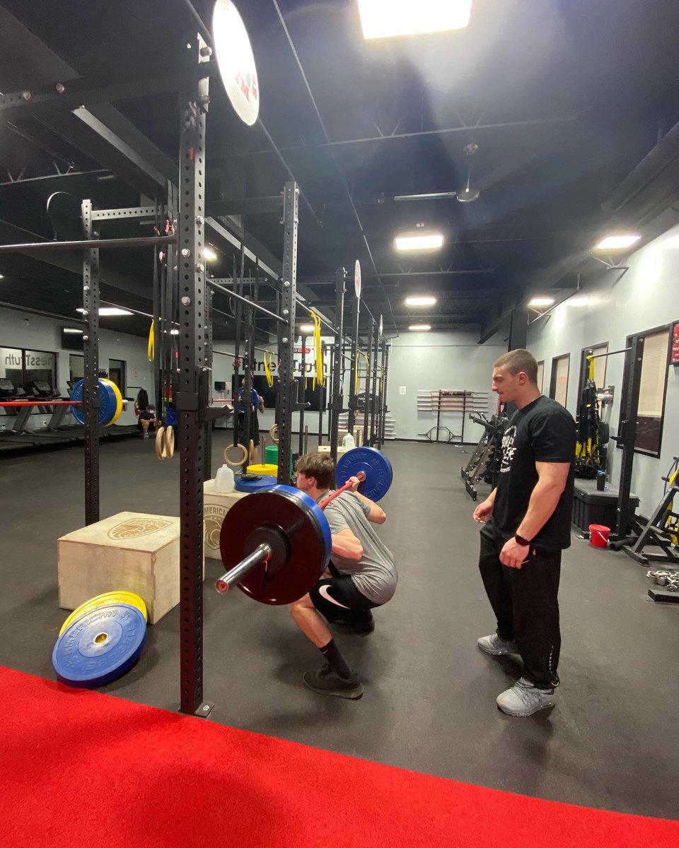 BPOWERHOUSEB's tweet photo. Abbott Tech Baseball putting in the work tonight! Can I say SQUAT! @abbott_tech_baseball #baseballplayerscanlift #comegetsome #onlyatpowerhousebrewster https://t.co/Un2P4zUtZi