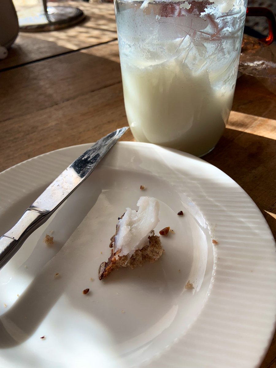 あかん。ドイツパンにラード旨すぎる。騙されたと思ってみんなもやってみるといいよ。そのかわりラードはちょっといい豚の背脂で自家製な。さあみんな一緒にレッツデブの道。