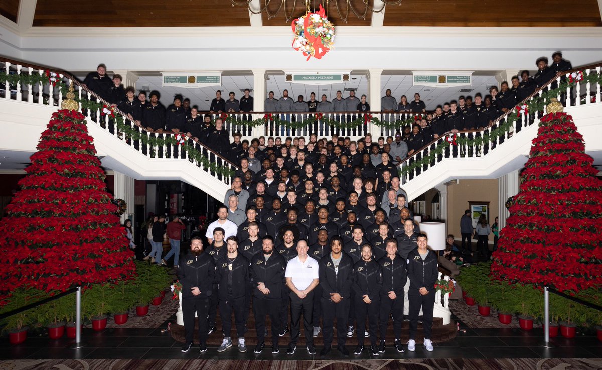 𝗕𝗼𝗶𝗹𝗲𝗿𝗺𝗮𝗸𝗲𝗿 Family Photo 

#BoilerUp 🚂⬆️