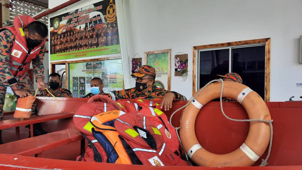 reezal_merican's tweet photo. PASUKAN BOMBA SEDIA HADAPI GELOMBANG KEDUA BANJIR DI KELANTAN

Jabatan Bomba dan Penyelamat Kelantan melakukan persiapan sekiranya berlaku gelombang kedua di kawasan rendah khususnya di Gua Musang, Kuala Krai dan kawasan sekitar.

Persiapan ini merangkumi : https://t.co/wWA89Mkvjb