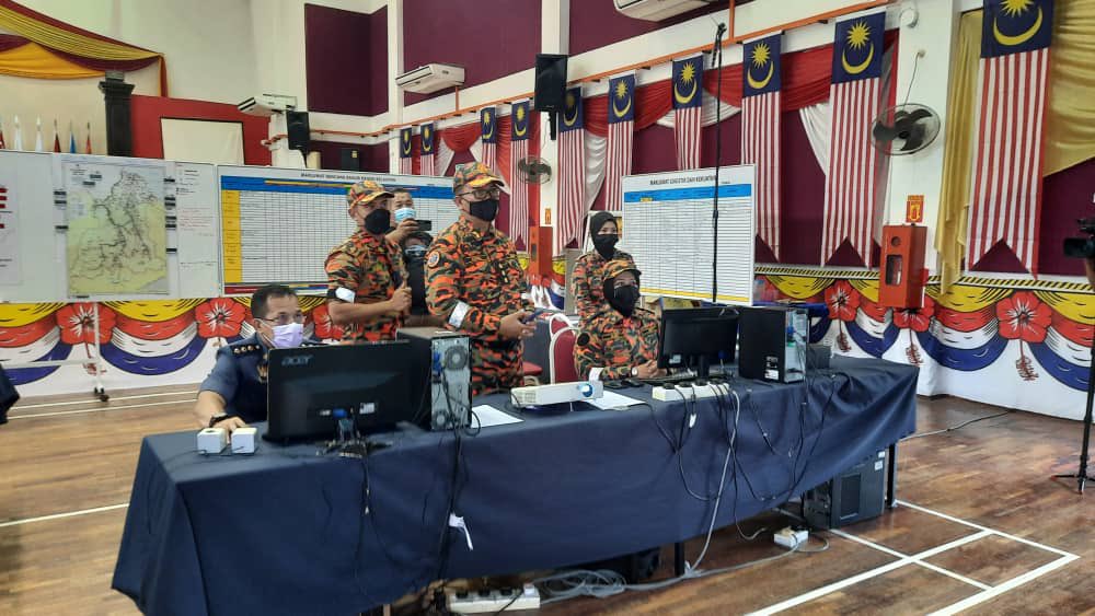 reezal_merican's tweet photo. PASUKAN BOMBA SEDIA HADAPI GELOMBANG KEDUA BANJIR DI KELANTAN

Jabatan Bomba dan Penyelamat Kelantan melakukan persiapan sekiranya berlaku gelombang kedua di kawasan rendah khususnya di Gua Musang, Kuala Krai dan kawasan sekitar.

Persiapan ini merangkumi : https://t.co/wWA89Mkvjb