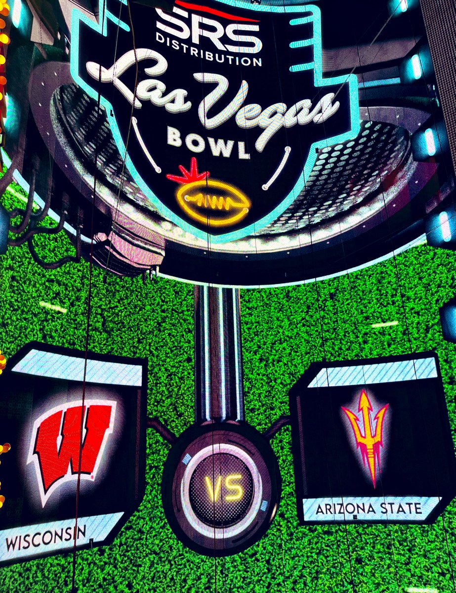 MarcusW_O2V's tweet photo. Fun experience at the Freemont Street Reception by @LasVegasBowl. Always great running into a former teammate!
#GoDevils #O2V
#TruDevil #SunDevil4Life https://t.co/SCmOGTCDOn