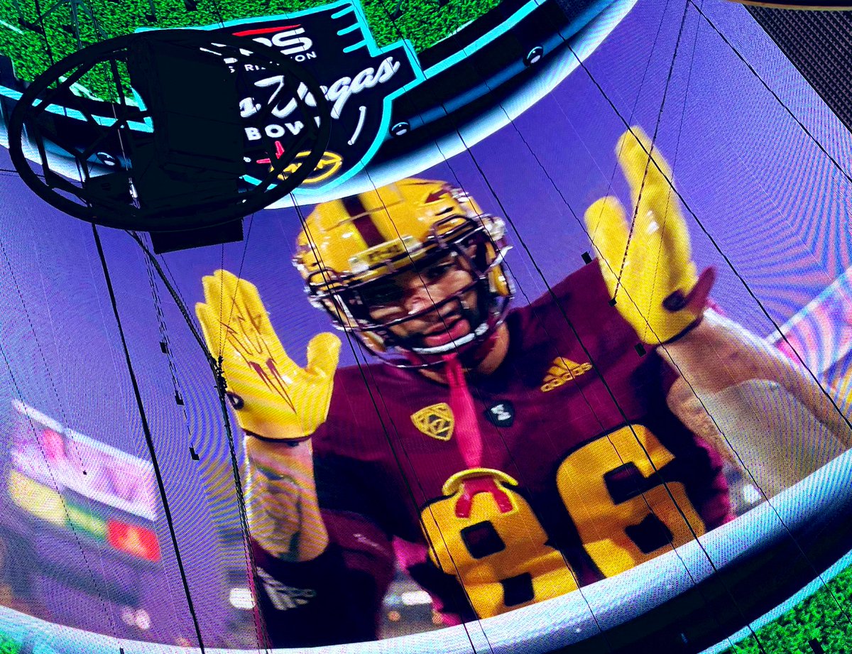 MarcusW_O2V's tweet photo. Fun experience at the Freemont Street Reception by @LasVegasBowl. Always great running into a former teammate!
#GoDevils #O2V
#TruDevil #SunDevil4Life https://t.co/SCmOGTCDOn