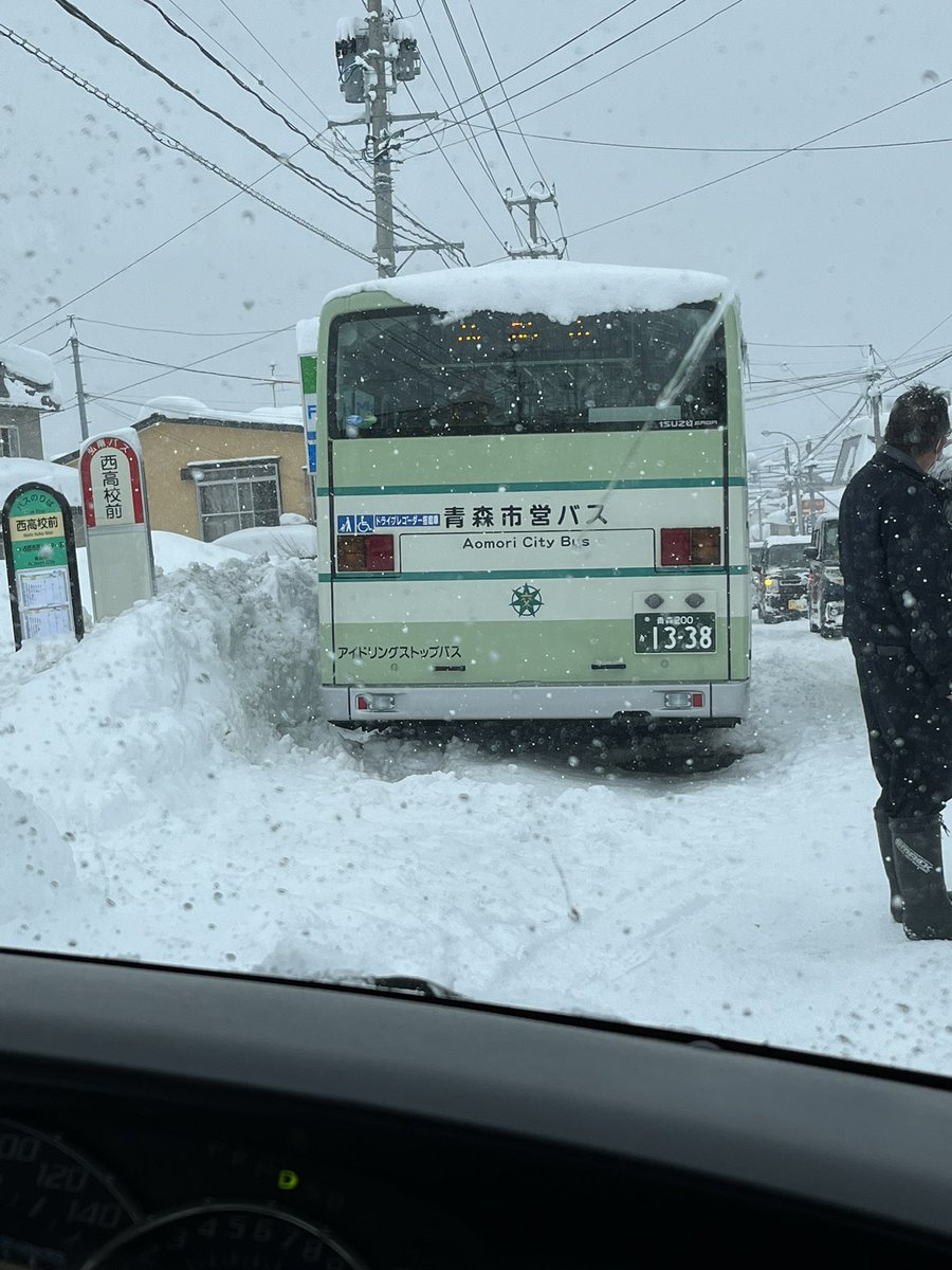 kmmk0214's tweet photo. 青森市の新城のファミマのとこで故障中のバスいて渋滞おきてます。 https://t.co/42DPIeF4TG