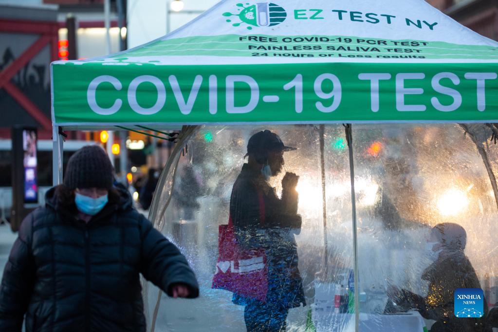 PDChina's tweet photo. The new #Omicron variant has driven a winter surge in #COVID19 cases, hospitalizations and deaths across the #US, with the country averaging more than 176,000 new cases daily, according to the latest data of the US CDC. https://t.co/6ciL1bBgh0