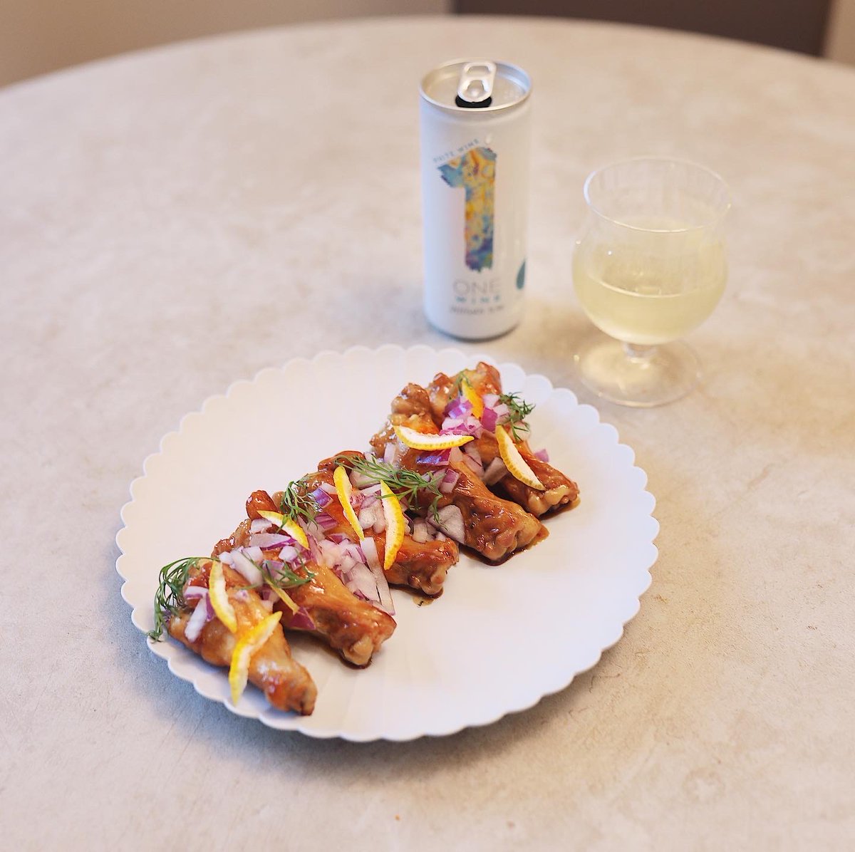 onewineofficial's tweet photo. /
ONE WINEチームメンバーの #onewithme
(3)簡単やみつきチキン×ソーヴィニヨン・ブラン
\
塩をふったチキンを焼いて、はちみつ、しょうゆ、だしを適量絡ませるだけの簡単メニューです🍽
オニオンなどをのせるとすっきり食べられて止まらない!🤤◎
#onewine #簡単レシピ #缶ワイン https://t.co/gKqkx9RVEp