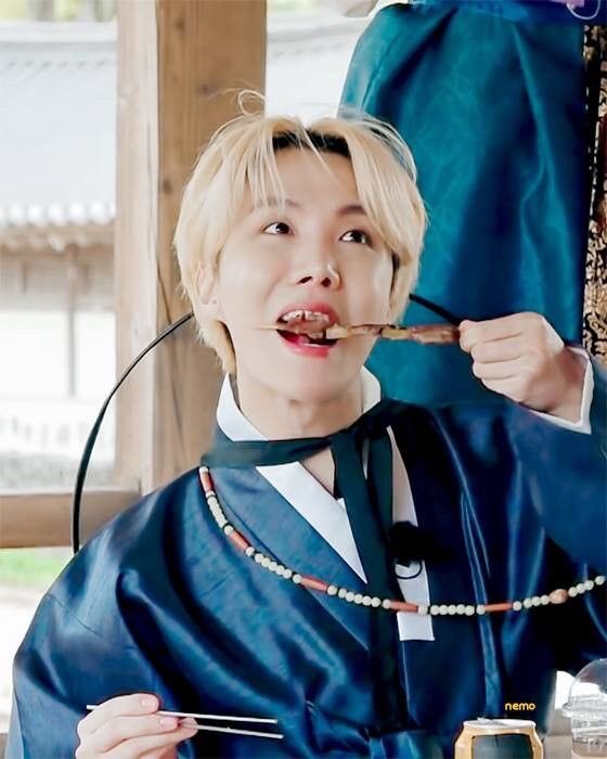 bh0nga_'s tweet photo. OUR J-HOPE IS THE BEST 
SỨC MẠNH CỦA HOSEOK LÀ SỐ MỘT
#jhope #제이홉 #정호석 #방탄소년단제이홉 #GoldenMainDancer https://t.co/ivmYHu3jKs