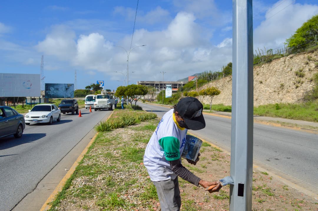 El Alcalde @joseantonioelchino1 inspeccionó los avances de nuestro #PlanIluminaMariño 💡 en la avenida Terranova.

En este sector, nuestro equipo puso en funcionamiento los semáforos🚦, colocó luminarias y realizó trabajos de pinturas para embellecer los postes de luz.