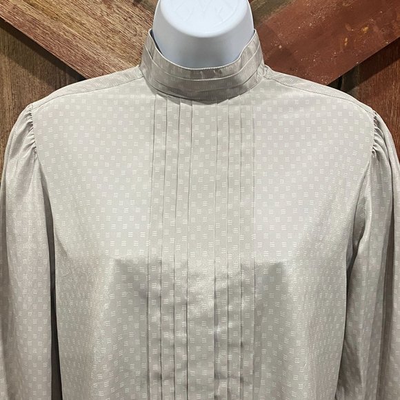 jaxies_unique's tweet photo. So good I had to share! Check out all the items I'm loving on @Poshmarkapp from @star521 #poshmark #fashion #style #shopmycloset #foxcroft #toripraverswimwear #kutfromthekloth: https://t.co/RcbjPNjTrv https://t.co/Px2hLEJLJl