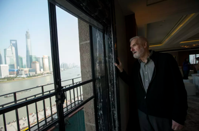 VoiceoftheBund's tweet photo. Eminent #sinologist Jonathan D. Spence died on Dec 25 at the age of 85. He was considerated to be “a sinologist best at telling #Chinese stories”. Here are memorable #photos of the #professor during his visit in #Shanghai. Photos by Yong He. #JonathanSpence #China #voiceofthebund https://t.co/2EnZ8SehrD