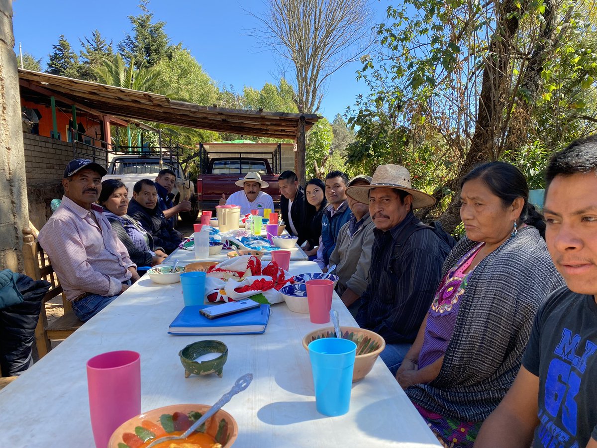 afodepoac's tweet photo. Gran encuentro con Luis Miguel Reyes Tadeo nuestro representante en Santa Inés del Monte acompañado por representantes de Magdalena Mixtepec, Santiago Clavellinas y Santa Catalina Mixtepec, que buscan a través de #AFODEPO generar mejores condiciones de vida para sus familias. https://t.co/sxRhrQtesw