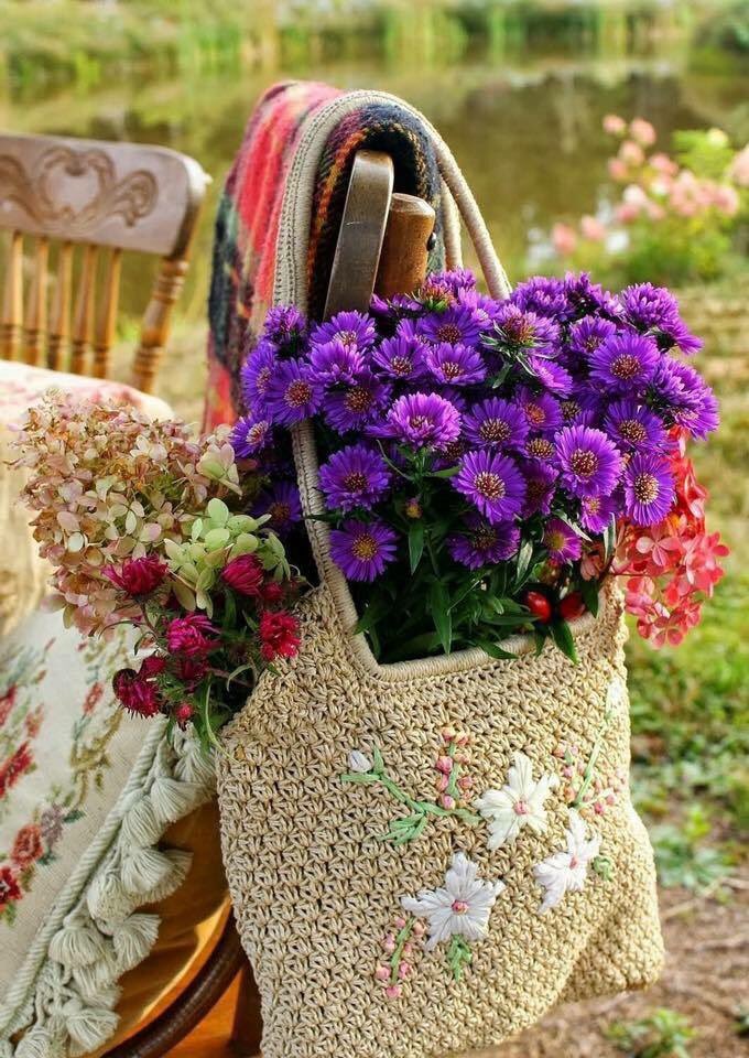 🎀🎀
بعض البشر حدائق
 تستوطنها الورود .
مميزون ولهم في القلب نبضه .
 بل هم نبض القلب  
لمن أحبهم قلبي سلامي لكم .. 🌸
فكم مرة تذكرتكم فإبتسمت 
فقلت اللهم أسعدهم ويسر أمرهم 
وأحفظهم دائماً  ياااااارب 

 🎀☆صبحكم الله بل الخير 🎀