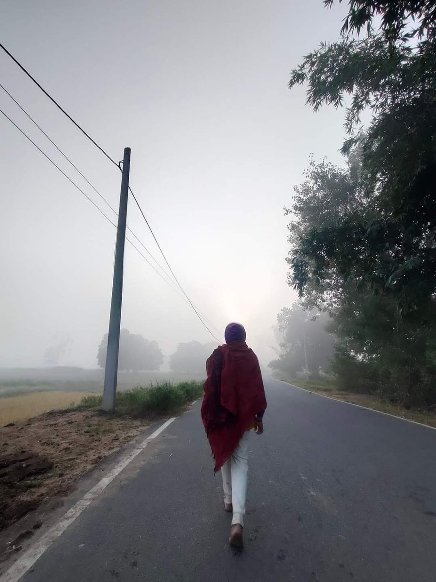 BanInTheWorld's tweet photo. हर साल गुजर जाएंगे,
एक जनाजे की तरह।
12 महीनों के कंधे पे।

गुजरता नहीं तो 
बस एक,
तुम्हारे जाने का दुःख।

वह आज भी मेरे हृदय के अर्थी पर
लेटा हुआ 🌼😓

🍂ऋषि https://t.co/fnkwYX3gIT