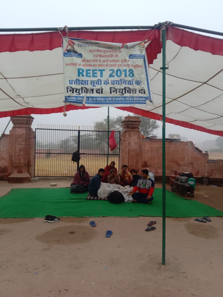 16जुलाई से गर्मी,बरसात,सर्दियों मैं बीकानेर निदेशालय के सामने बैठकर #REET2018 चयनित बेरोजगार शिक्षक लगभग 6 माह से सरकार से अपने हक नियुक्ति की मांग कर रहे है। जननायक <a href="/ashokgehlot51/">Ashok Gehlot</a> जी से निवेदन है इन्हें नियुक्ति देकर अवसाद से बाहर निकाले🙏🙏
<a href="/RajCMO/">CMO Rajasthan</a> 
<a href="/kana_ias/">Kana Ram</a> <a href="/DrBDKallaINC/">Dr. Bulaki Das Kalla</a>