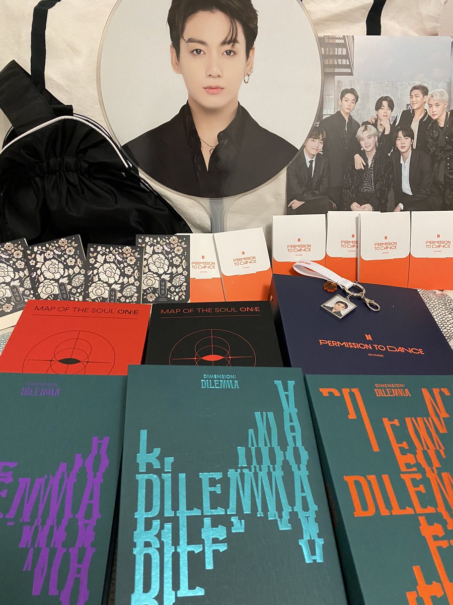 gwyn_fs's tweet photo. all my items arrived safely, thank you so much @DREAMERSGOM☺️ https://t.co/4M9v5HxXKe