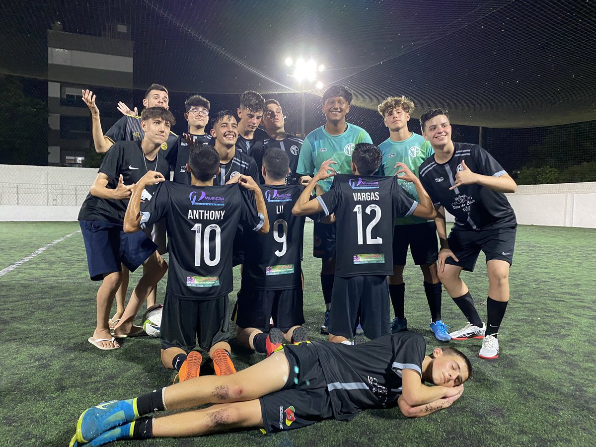 Mediofds's tweet photo. “AÍ CREDO O MÉDIO GANHOU MAIS UMA VEZ!!!” 

Tá só começando a história desse time gigantesco, que em cinco anos de grupo e de história, a cada dia conquista mais e mais coisas!! 

Somos gigantes!! #AvanteMedio #5anosdeHistoria 🤍🖤 https://t.co/CpkOIKXpgr