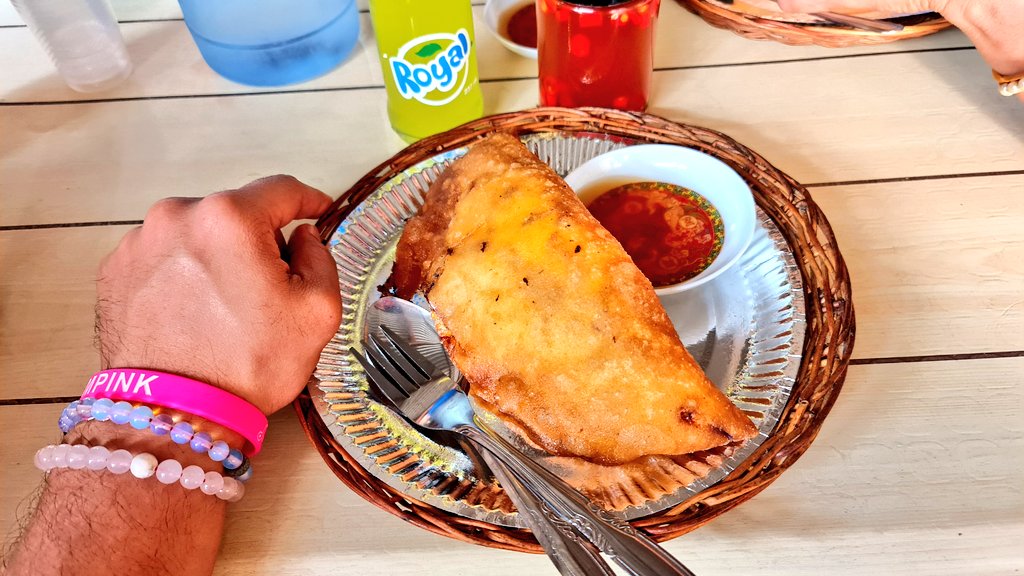 pauloMDtweets's tweet photo. That Jumbo Combo from Irene's Empanada in Vigan it contains Veggies, Egg, Vigan Longganisa and Bagnet! Naimas met! Intan mangan mga kaanakan. #WhenInVigan 💗 https://t.co/zOfv4Sy8HR