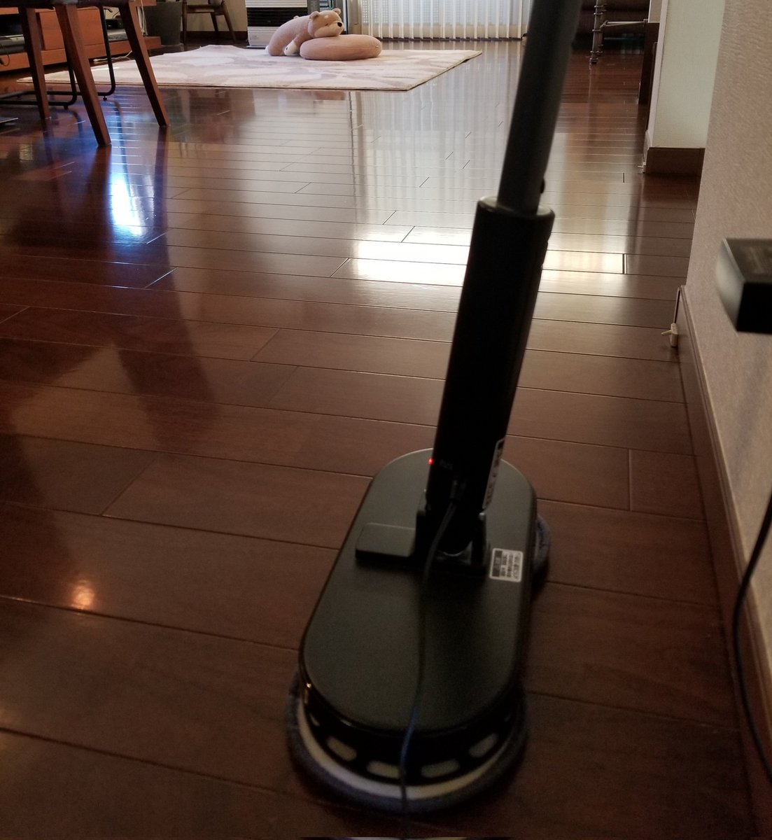見て～！この床の輝き😄
今年の買い物MVP！電動モップ君のおかげ😊楽チンに床がピカピカ～。
ありがとう😆💕✨テクノロジー🤣
大掃除やる気無さすぎて無理やりテンション⤴️てます😭