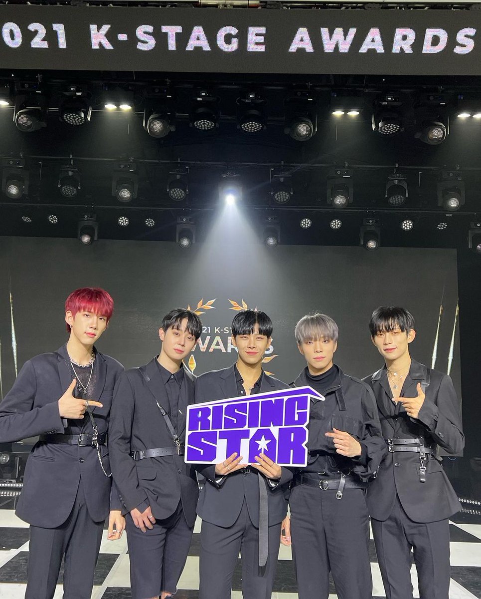 ParaguayTriger's tweet photo. [TRIGER] 📸 28.12.2021
K-Stage Awards💗
케이스테이지와 함께한 첫 시상식 즐거우셨나요?
방송을 놓치신 분들은 지금 바로 보러가시죠!
라이징 라이��와 함께
https://t.co/18O1NaLgSr
▫️▫️▫️▫️
 #Shawny #Rio #SharkT #Ato #Roa  #트리거 #kstage  #triger
@triger_official https://t.co/10AfAeWI0d