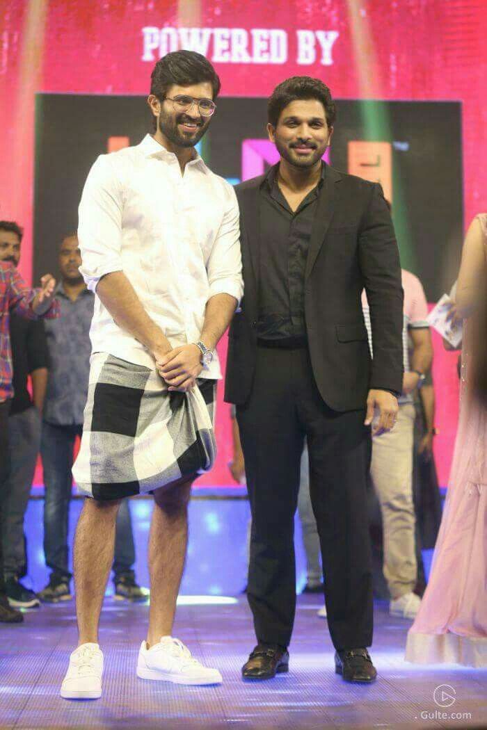 NacchitheOstha's tweet photo. VD - AA ❤️

Meru entha troll chesina they will rise ⚡🔥

#AlluArjun #VijayDeverakonda https://t.co/Sn726GIUc2